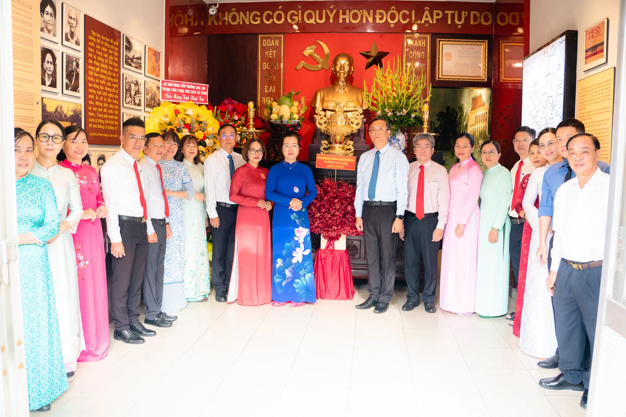 PHƯỜNG CHỢ QUÁN TỔ CHỨC HOẠT ĐỘNG DÂNG HƯƠNG, DÂNG HOA TƯỞNG NIỆM CHỦ TỊCH HỒ CHÍ MINH
