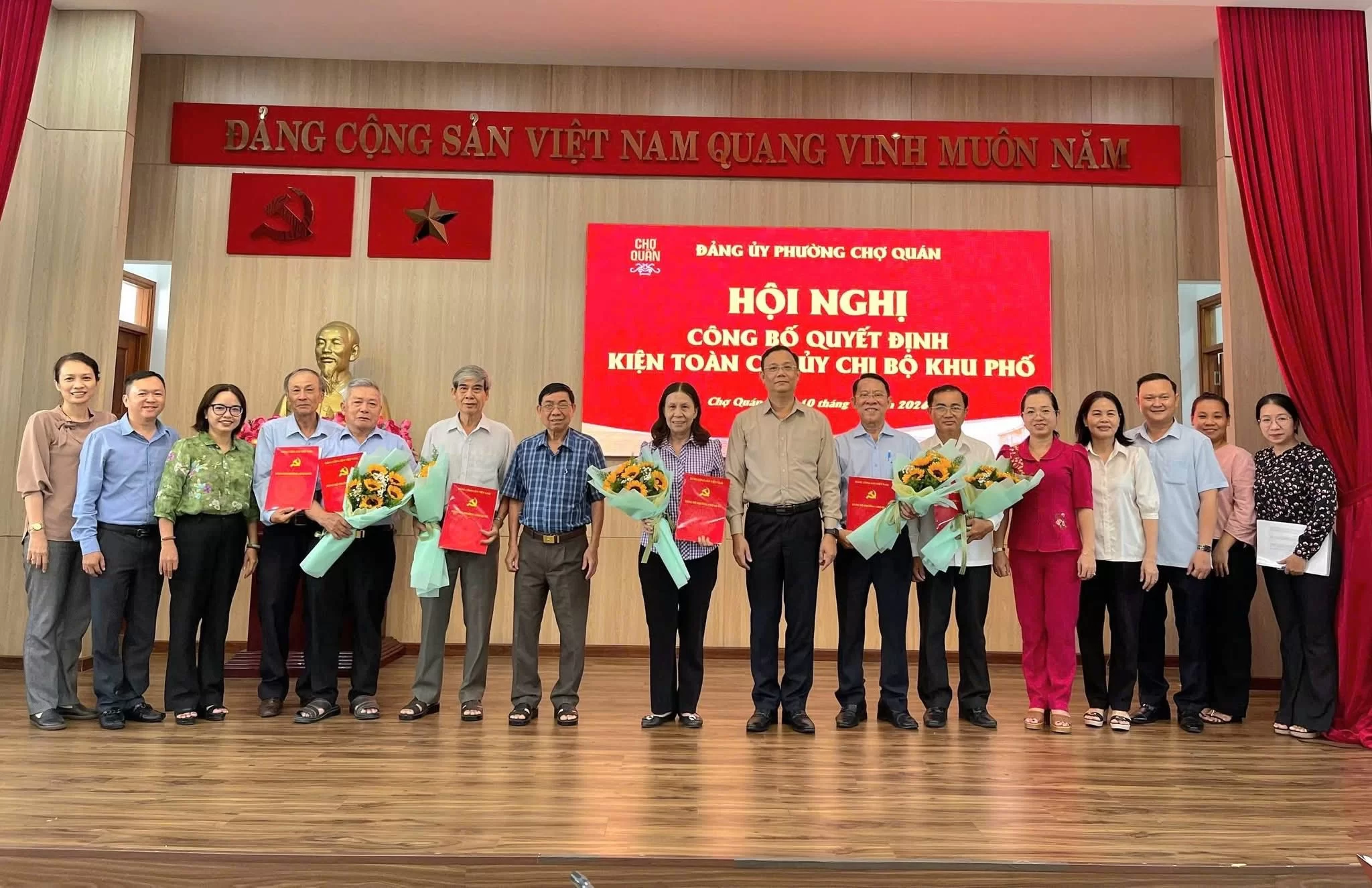 PHƯỜNG CHỢ QUÁN TỔ CHỨC HỘI NGHỊ CÔNG BỐ CÁC QUYẾT ĐỊNH VỀ CÔNG TÁC NHÂN SỰ CẤP ỦY CHI BỘ KHU PHỐ