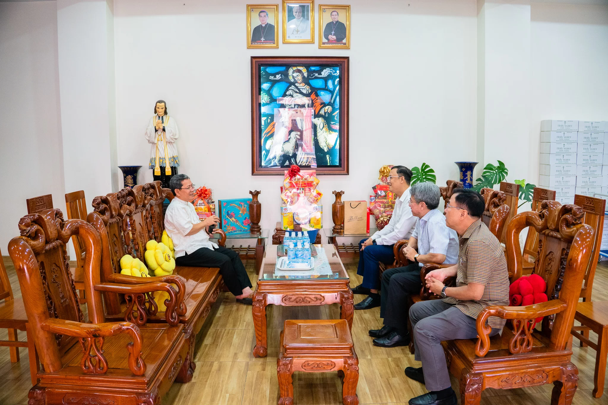 Phường Chợ Quán tổ chức thăm, chúc mừng các cơ sở tôn giáo nhân dịp Lễ Phục sinh năm 2026