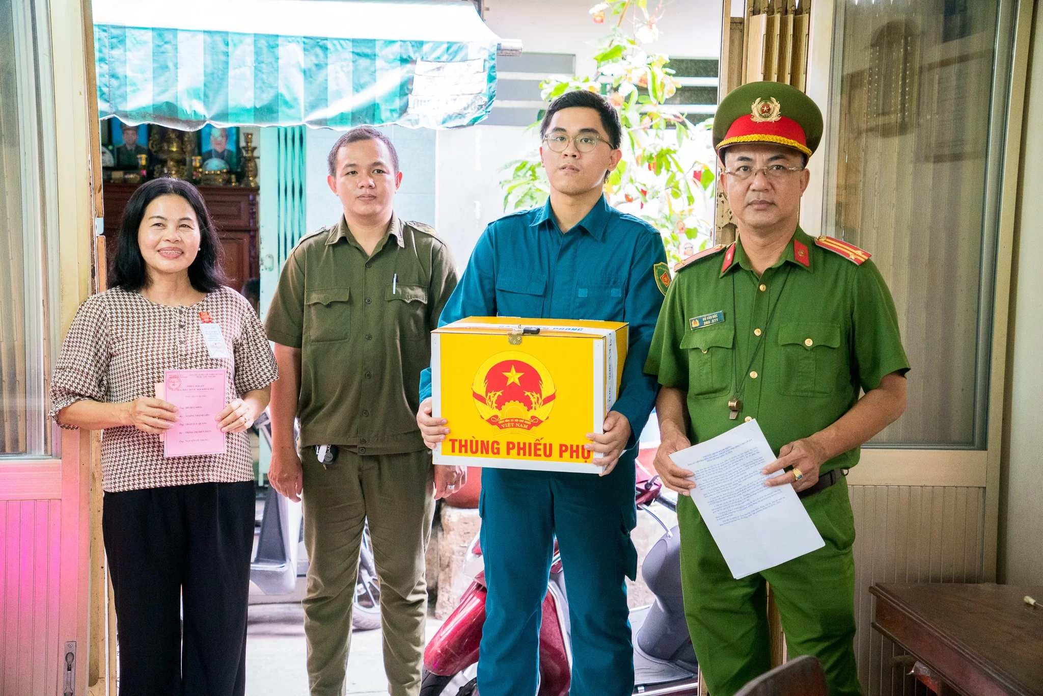 Thực hiện dân chủ trọn vẹn: Phường Chợ Quán hỗ trợ cử tri khó khăn bằng thùng phiếu phụ